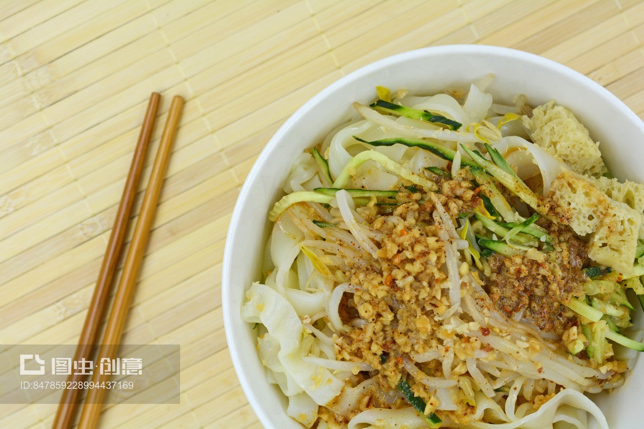 竹盖帘上放着拌好好的陕西特色美食凉皮,纯天然绿色无公害食品