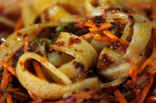 揭秘街头2元烤肠 南宁人必看的真相与凉皮的隐忧