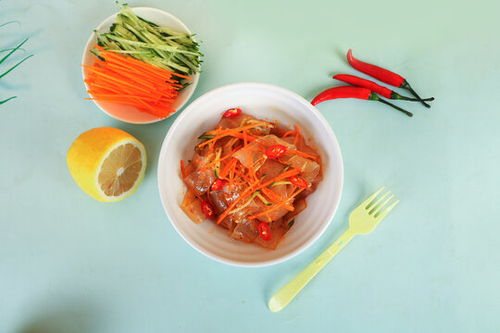 一碗家常滋味——羊肉青菜面与中国凉皮的饮食风情